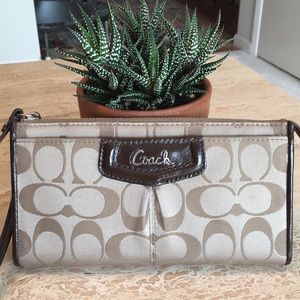 🌹COACH Signature Canvas Zipper Wristlet Wallet!